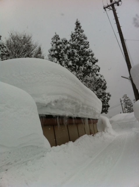 雪が積もる車庫