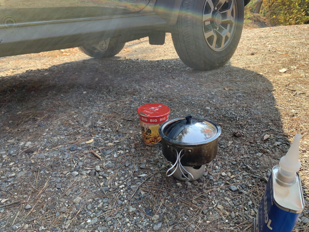 アルコールストーブとカップラーメン