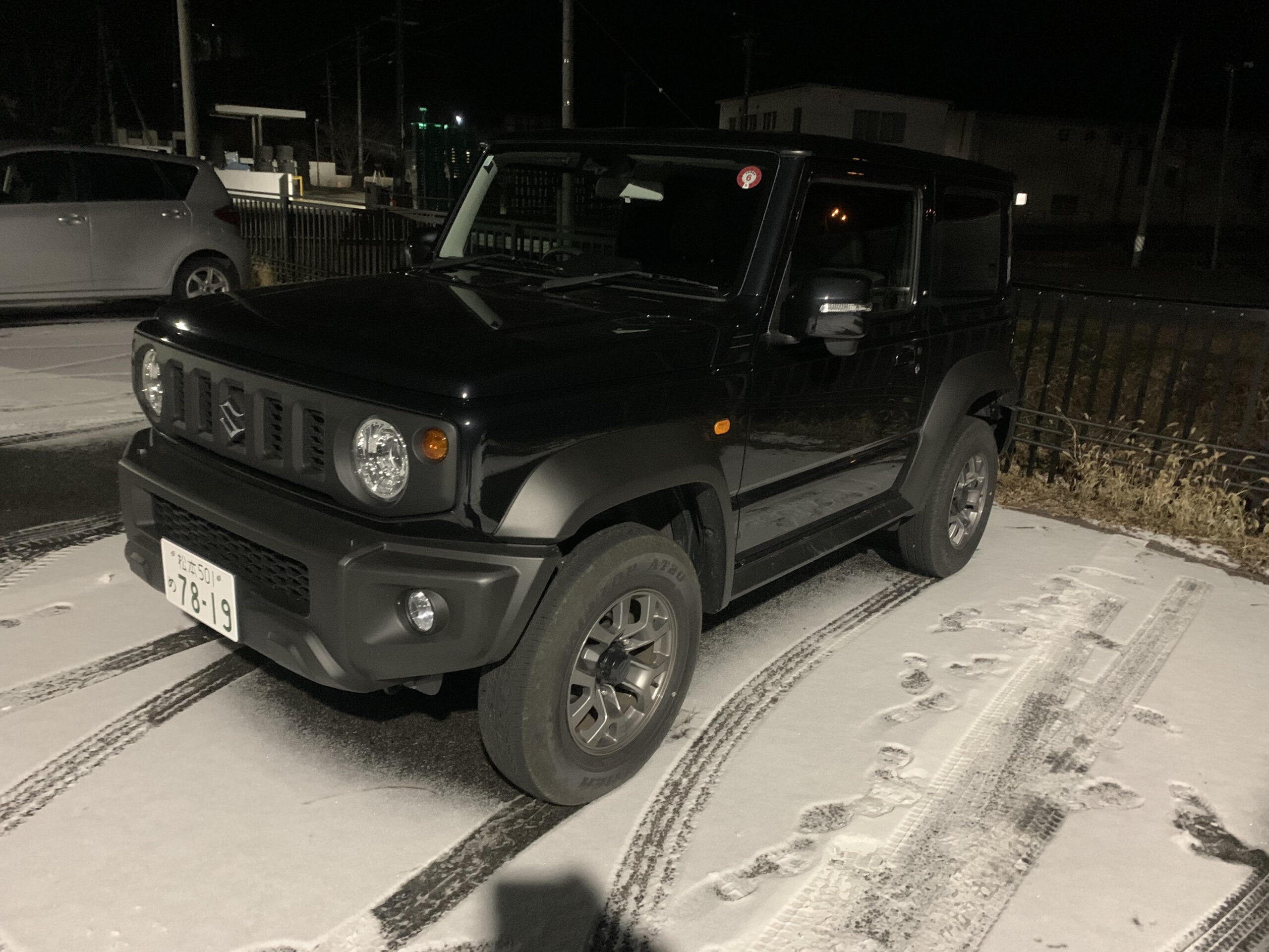 うっすら雪にジムニーシエラ